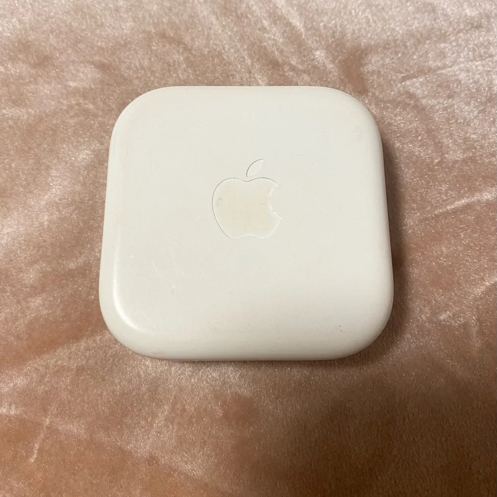 Apple White Wired EarPods with Microphone and volume control. 44 inch cord.